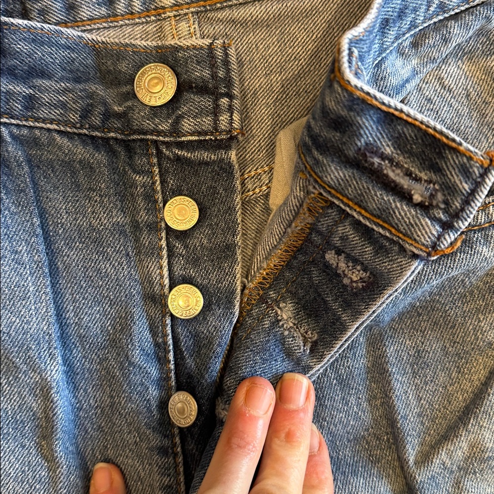 Vintage 1990s Levi's 501 Distressed Light Blue Button Fly Straight Jeans 33x30 - Picture 4 of 5